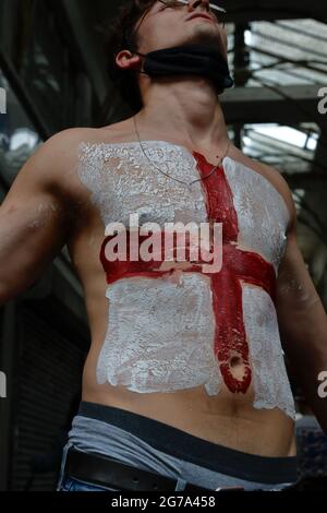 London (UK), 11. Juli 2021: Ein Fußballfan aus England trägt vor dem Beginn der englischen Verse IT ein Gemälde der St. George-Flagge auf seiner Brust Stockfoto