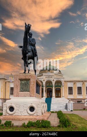 Ankara, Türkei - 6 2021. Juni: Außenansicht des Ethnographischen Museums mit der Statue von Atatürk auf einem Pferd Stockfoto