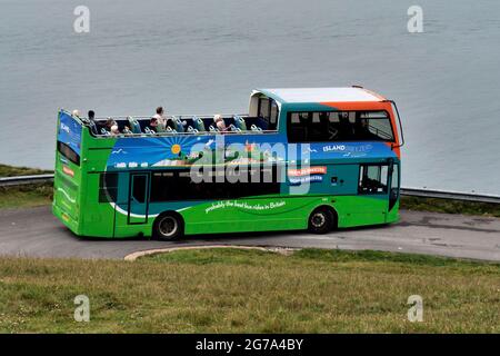 Der offene Busservice Southern Vectis Downs Breezer nimmt eine enge Kurve auf der schmalen Klippenstraße in der Nähe von Needles, Isle of Wight, Hampshire, England Stockfoto