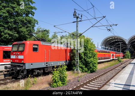 DB-Regionalzug am Kieler Hauptbahnhof Stockfoto