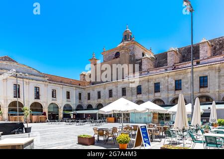 Innenhof mit Bühne und Cafés, Kreuzgang mit Markthallen, Claustre del Carme, ehemalige Karmelitenkirche mit Klosterkomplex, heute Markthalle der Stadt, Mahon, Maó, Menorca, Spanien, Europa Stockfoto