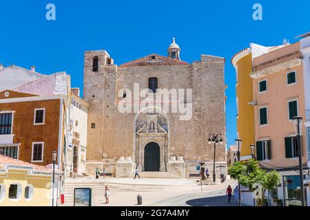 Nostra Senyora del Carme, Karmelitenkirche, links Claustre del Carme, ehemaliger Klosterkomplex, heute die Markthalle der Stadt, Mahon, Maó, Menorca, Spanien, Europa Stockfoto