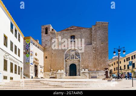 Nostra Senyora del Carme, Karmelitenkirche, links Claustre del Carme, ehemaliger Klosterkomplex, heute die Markthalle der Stadt, Mahon, Maó, Menorca, Spanien, Europa Stockfoto