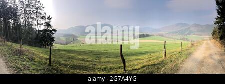 Romantischer Blick über das Sauerland Stockfoto