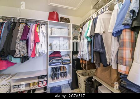 Kleiner begehbarer Schrank mit Körben und Gewölbe im Inneren Stockfoto