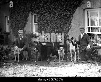 Skurrile Vintage-Fotografie wirft die Frage auf wachsen Hundebesitzer dazu, wie ihr Hund auszusehen? Stockfoto