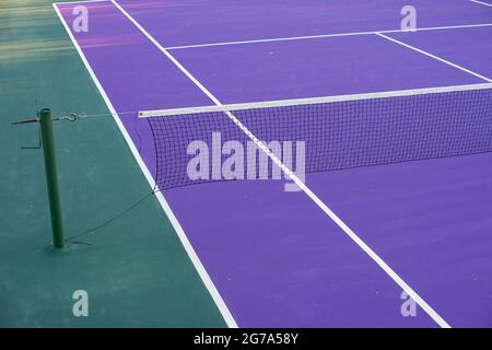 Tennisplatz in leuchtendem Purpurrot Stockfoto