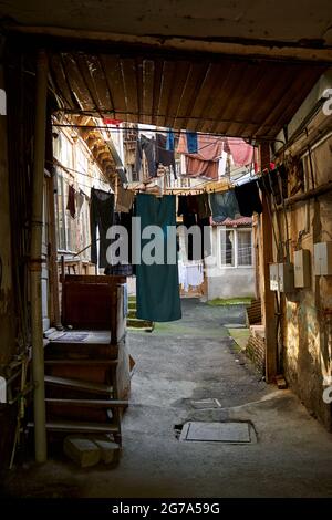 Haushaltstraditionen in Georgien. Die gewaschene Wäsche wird auf dem Balkon draußen getrocknet. Stockfoto