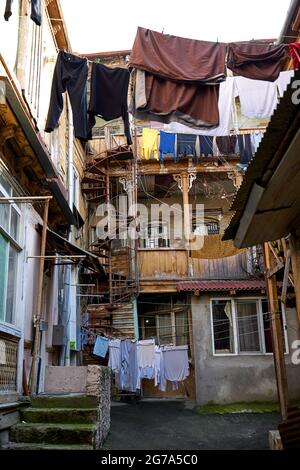 Haushaltstraditionen in Georgien. Die gewaschene Wäsche wird auf dem Balkon draußen getrocknet. Stockfoto