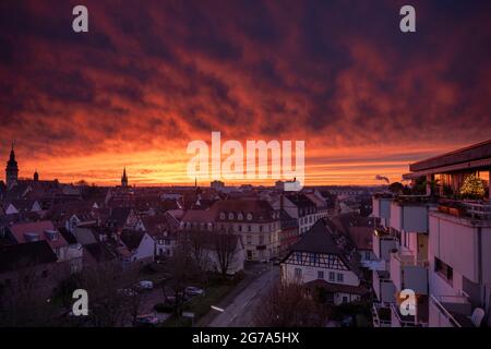 Deutschland, Baden-Württemberg, Karlsruhe, Sonnenuntergang über dem Landkreis Durlach. Stockfoto