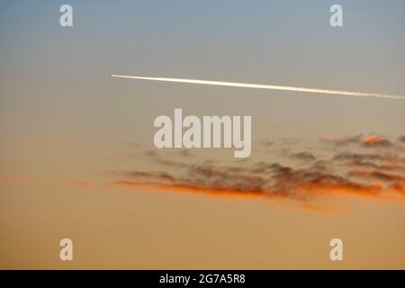 Kondensstreifen am Abendhimmel. Stockfoto