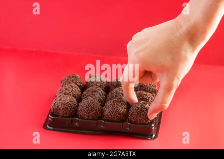 Brigadeiro ist eine typische Süßigkeit der brasilianischen Gastronomie Stockfoto