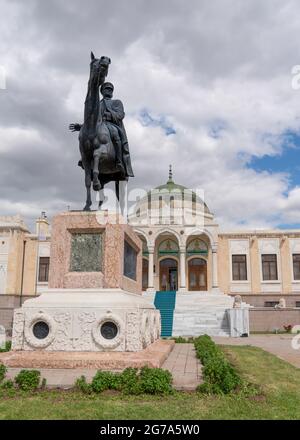 Ankara, Türkei - 6 2021. Juni: Außenansicht des Ethnographischen Museums mit der Statue von Atatürk auf einem Pferd Stockfoto