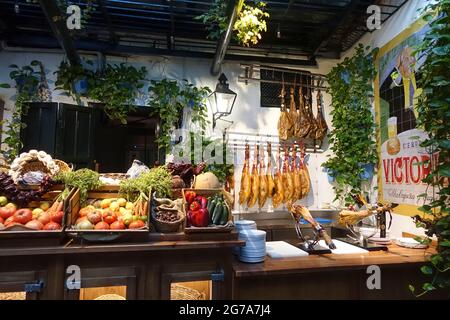 El Pimpi. Lokale Produkte und spanischen Schinken in spanischen Bar, Bodegas El Pimpi, Malaga, Costa del Sol, Andalusien, Spanien. Stockfoto