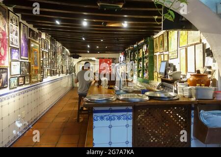 El Pimpi. Traditionelle spanische Bar, Bodegas El Pimpi, Malaga, Costa del Sol, Andalusien, Spanien. Stockfoto