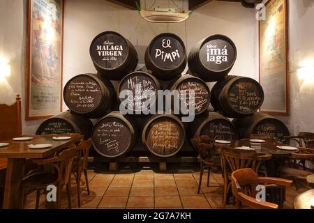 Malaga Spanien. El Pimpi. Traditionelle spanische Bar, Bodegas El Pimpi, Malaga, Costa del Sol, Andalusien, Spanien. Stockfoto