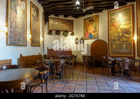 Malaga Spanien. El Pimpi. Traditionelle spanische Bar, Bodegas El Pimpi, Malaga, Costa del Sol, Andalusien, Spanien. Stockfoto