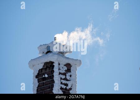 Rauchkamin im Winter. Stockfoto