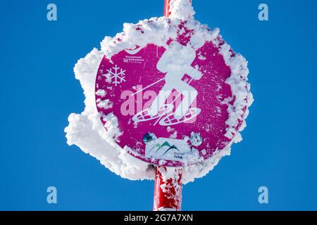 Deutschland, Baden-Württemberg, Schwarzwald, Hornisgrinde, markierter Schneeschuhwanderweg. Stockfoto