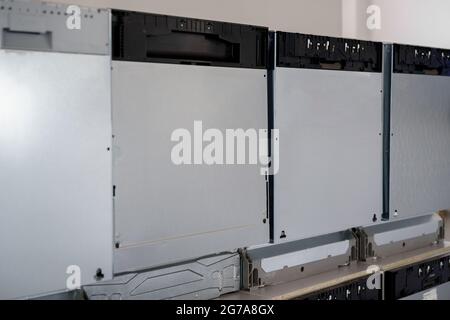Reihe neuer Geschirrspüler im Haushaltsgeräteshop Stockfoto