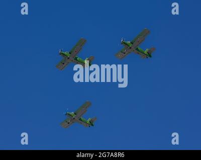 Omsk, Russland. 24. Juni 2020. Eine dreifache Einheit kleiner Flugzeuge, bestehend aus drei AN-2-Flugzeugen, bewegt sich über der festlichen Säule. Parade des Militärs Stockfoto