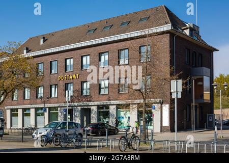 Deutschland, Oberhausen, Oberhausen-Sterkrade, Ruhrgebiet, Niederrhein, Rheinland, Nordrhein-Westfalen, NRW, ehemaliges Postamt, Deutsche Post, Postamt am Arnold-Rademacher-Platz, Backsteingebäude, heute Aerztehaus, medizinisches Zentrum, Praxisgruppe Oberhausen Sterkrade Stockfoto