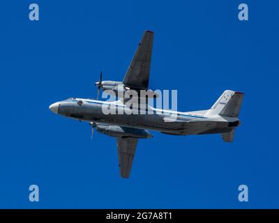 Omsk, Russland. 24. Juni 2020. Ein Militärtransportflugzeug AN-26 bewegt sich über die festliche Säule. Parade der militärischen Ausrüstung zu Ehren des Victes Stockfoto