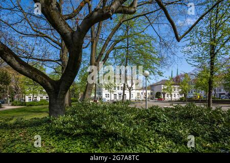 Deutschland, Oberhausen, Alt-Oberhausen, Ruhrgebiet, Niederrhein, Rheinland, Nordrhein-Westfalen, NRW, Ebertplatz und Ebertbad, Kultur, Veranstaltungen, Theater, im Hintergrund die Türme der Marienkirche Stockfoto