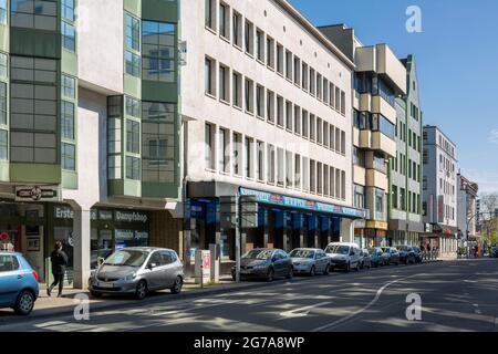 Deutschland, Oberhausen, Alt-Oberhausen, Ruhrgebiet, Niederrhein, Rheinland, Nordrhein-Westfalen, NRW, Haeuserzeile Havensteinstraße, Geschäfts- und Wohngebäude Stockfoto