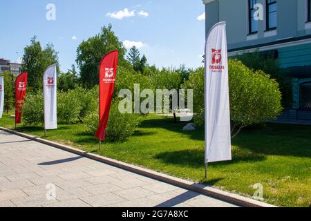 Omsk, Russland. 24. Juni 2020. Omsk, Russland. 24. Juni 2020. Die Gassen der Stadt sind zu Ehren des Siegestages mit Fahnen geschmückt. Parade des Militärs Stockfoto