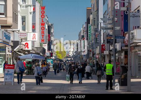Deutschland, Oberhausen, Alt-Oberhausen, Ruhrgebiet, Niederrhein, Rheinland, Nordrhein-Westfalen, NRW, Menschen in der Fußgängerzone Marktstraße, Bürogebäude, Geschäfte und Wohnhäuser Stockfoto