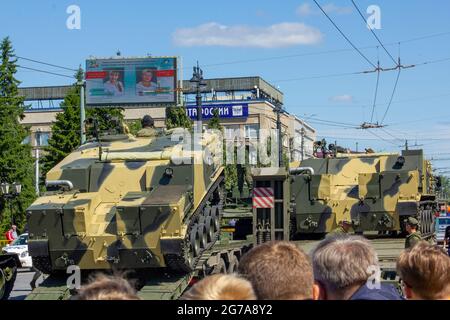 Omsk, Russland. 24. Juni 2020. Die Ankunft der gepanzerten Fahrzeuge des Typs BTR-MDM Rakuschka-M auf den Militärtraktoren an die Stelle der Militärparade. Para Stockfoto