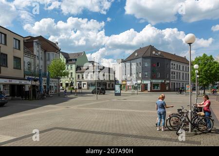 Deutschland, Oberhausen, Oberhausen-Sterkrade, Ruhrgebiet, Niederrhein, Rheinland, Nordrhein-Westfalen, Nordrhein-Westfalen, großer Markt, Marktplatz, Wohn- und Geschäftshäuser, Blick auf Eugen-zur-Nieden-Ring Ecke Steinbrinkstraße Stockfoto