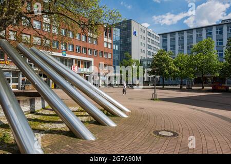 Deutschland, Oberhausen, Oberhausen-Sterkrade, Ruhrgebiet, Niederrhein, Rheinland, Nordrhein-Westfalen, Nordrhein-Westfalen, kleiner Markt, am linken Brunnen 'die Wasserharfe' von Gerhard Losemann und dem Kaufland-Supermarkt, hinter dem technischen Rathaus an der Bahnhofstraße, ehemals Verwaltungsgebäude der Gutehoffnungshütte und dem MAN GHH Stockfoto