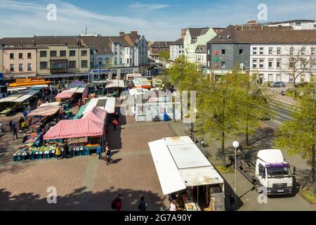 Deutschland, Oberhausen, Oberhausen-Sterkrade, Ruhrgebiet, Niederrhein, Rheinland, Nordrhein-Westfalen, Nordrhein-Westfalen, großer Markt, Menschen am Wochenmarkt, Verkaufsstände und Marktstände, Wohn- und Geschäftshäuser, rechts der Eugen-zur-Nieden-Ring Stockfoto