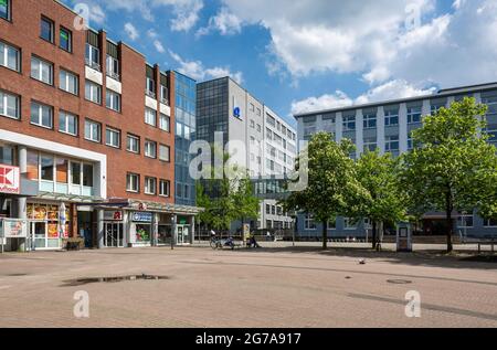 Deutschland, Oberhausen, Oberhausen-Sterkrade, Ruhrgebiet, Niederrhein, Rheinland, Nordrhein-Westfalen, Nordrhein-Westfalen, kleiner Markt, Supermarkt Kaufland links, technisches Rathaus hinten an der Bahnhofstraße, ehemals Verwaltungsgebäude von Gutehoffnungshütte und MAN GHH Stockfoto