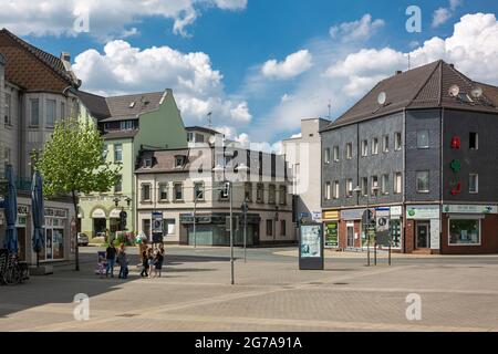 Deutschland, Oberhausen, Oberhausen-Sterkrade, Ruhrgebiet, Niederrhein, Rheinland, Nordrhein-Westfalen, Nordrhein-Westfalen, großer Markt, Marktplatz, Wohn- und Geschäftshäuser, Blick auf Eugen-zur-Nieden-Ring Ecke Steinbrinkstraße Stockfoto