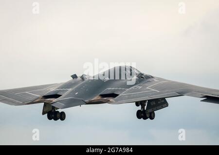 Northrop Grumman B-2 Spirit Tarnkappenbomber verlässt RAF Fairford Royal International Air Tattoo Airshow. Bedrohliche geformte Flugzeuge, die wegklettern Stockfoto