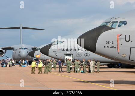 Luftmobilitätsflugzeuge der United States Air Force werden beim Royal International Air Tattoo, RAF Fairford, Großbritannien, ausgestellt. Crews, die sich mit der Boeing C-135 treffen Stockfoto