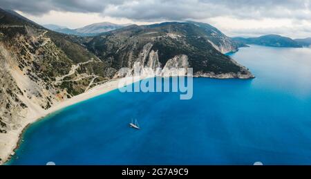 Luxus Segelyacht in Myrtos Strand mit blauer Bucht auf Kefalonia Insel, Griechenland. Luftpanorama-Foto Stockfoto