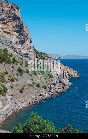 Die Küste des Meeres Krim, das Dorf Nowy Svet neben Sudak. Sommerlandschaft am Meer. Reise-, Wander-Konzept. Schönes Ziel für Urlaub Stockfoto
