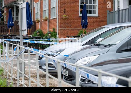 Brentwood Essex, Großbritannien. 12.. Juli 2021. Vorfall der Polizei von Essex im Bürgerhaus von Nags Head, Brentwood, sagte ein Sprecher der Polizei von Essex: „Wir wurden am Montag, dem 12. Juli kurz vor 1,50pm Uhr angerufen und berichteten, dass eine Frau und ein Kind vor dem Nag's Head in der Brook Street, Brentwood, verletzt worden waren. „Sie wurden vor Ort von Sanitätern behandelt und ins Krankenhaus gebracht. Ihre Verletzungen sind schwerwiegend, werden aber nicht als lebensbedrohlich empfunden. Zach Hughes, 27, aus Romford, wurde am Krongericht in Basildon zu 36 Jahren verurteilt, nachdem er den versuchten Mord zugegeben hatte. Kredit: Ian Davidson/Alamy Live Nachrichten Stockfoto