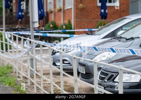 Brentwood Essex, Großbritannien. 12.. Juli 2021. Vorfall der Polizei von Essex im Bürgerhaus von Nags Head, Brentwood, sagte ein Sprecher der Polizei von Essex: „Wir wurden am Montag, dem 12. Juli kurz vor 1,50pm Uhr angerufen und berichteten, dass eine Frau und ein Kind vor dem Nag's Head in der Brook Street, Brentwood, verletzt worden waren. „Sie wurden vor Ort von Sanitätern behandelt und ins Krankenhaus gebracht. Ihre Verletzungen sind schwerwiegend, werden aber nicht als lebensbedrohlich empfunden. Zach Hughes, 27, aus Romford, wurde am Krongericht in Basildon zu 36 Jahren verurteilt, nachdem er den versuchten Mord zugegeben hatte. Kredit: Ian Davidson/Alamy Live Nachrichten Stockfoto