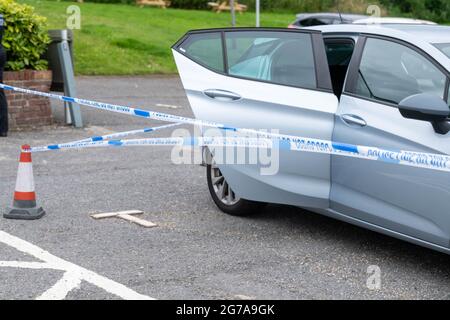 Brentwood Essex, Großbritannien. 12.. Juli 2021. Polizeiereignis von Essex im Bürgerhaus des Nags-Leiters, Brentwood Essex, ein Sprecher der Polizei von Essex, sagte: „Wir wurden am Montag, dem 12. Juli kurz vor 1,50pm Uhr angerufen und berichteten, dass eine Frau und ein Kind vor dem Nag's Head in der Brook Street, Brentwood, verletzt worden waren. „Sie wurden vor Ort von Sanitätern behandelt und ins Krankenhaus gebracht. Ihre Verletzungen sind schwerwiegend, werden aber nicht als lebensbedrohlich empfunden. Zach Hughes, 27, aus Romford, wurde am Krongericht in Basildon zu 23 Jahren verurteilt, nachdem er den versuchten Mord zugegeben hatte. Kredit: Ian Davidson/Alamy Live Nachrichten Stockfoto