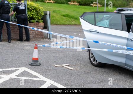 Brentwood Essex, Großbritannien. 12.. Juli 2021. Polizeiereignis von Essex im Bürgerhaus des Nags-Leiters, Brentwood Essex, ein Sprecher der Polizei von Essex, sagte: „Wir wurden am Montag, dem 12. Juli kurz vor 1,50pm Uhr angerufen und berichteten, dass eine Frau und ein Kind vor dem Nag's Head in der Brook Street, Brentwood, verletzt worden waren. „Sie wurden vor Ort von Sanitätern behandelt und ins Krankenhaus gebracht. Ihre Verletzungen sind schwerwiegend, werden aber nicht als lebensbedrohlich empfunden. Zach Hughes, 27, aus Romford, wurde am Krongericht in Basildon zu 23 Jahren verurteilt, nachdem er den versuchten Mord zugegeben hatte. Kredit: Ian Davidson/Alamy Live Nachrichten Stockfoto