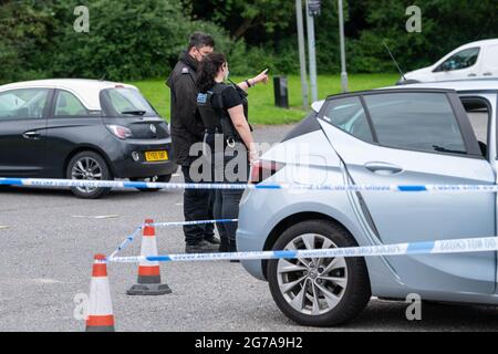 Brentwood Essex, Großbritannien. 12.. Juli 2021. Polizeiereignis von Essex im Bürgerhaus des Nags-Leiters, Brentwood Essex, ein Sprecher der Polizei von Essex, sagte: „Wir wurden am Montag, dem 12. Juli kurz vor 1,50pm Uhr angerufen und berichteten, dass eine Frau und ein Kind vor dem Nag's Head in der Brook Street, Brentwood, verletzt worden waren. „Sie wurden vor Ort von Sanitätern behandelt und ins Krankenhaus gebracht. Ihre Verletzungen sind schwerwiegend, werden aber nicht als lebensbedrohlich empfunden. Zach Hughes, 27, aus Romford, wurde am Krongericht in Basildon zu 23 Jahren verurteilt, nachdem er den versuchten Mord zugegeben hatte. . Kredit: Ian Davidson/alamy Live Nachrichten Stockfoto