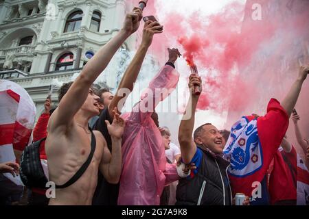 England-Fans halten vor dem EM 2020-Finale in England gegen Italien Rauchfackeln an Stockfoto