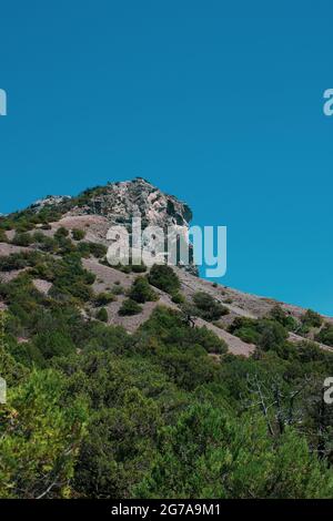 Die Küste des Meeres Krim, das Dorf Nowy Svet neben Sudak. Sommerlandschaft am Meer. Reise-, Wander-Konzept. Schönes Ziel für Urlaub Stockfoto