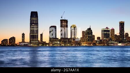 Panoramablick auf die Skyline von New Jersey in der Abenddämmerung, USA. Stockfoto