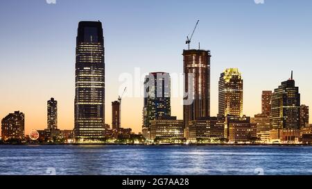 Panoramablick auf die Skyline von New Jersey in der Abenddämmerung, USA. Stockfoto